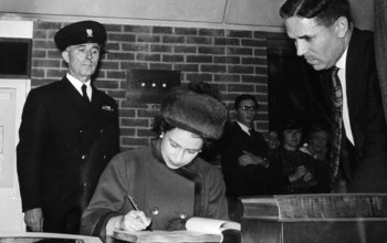 The Queen signing a document at the Ƶ