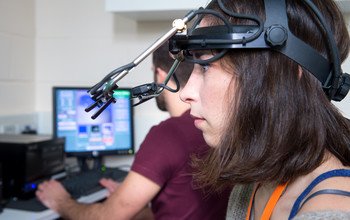 A researcher using psychology equipment at the Ƶ